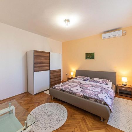 Lovely Apartment In Kastel Kambelovac With Wifi Kastela Ngoại thất bức ảnh