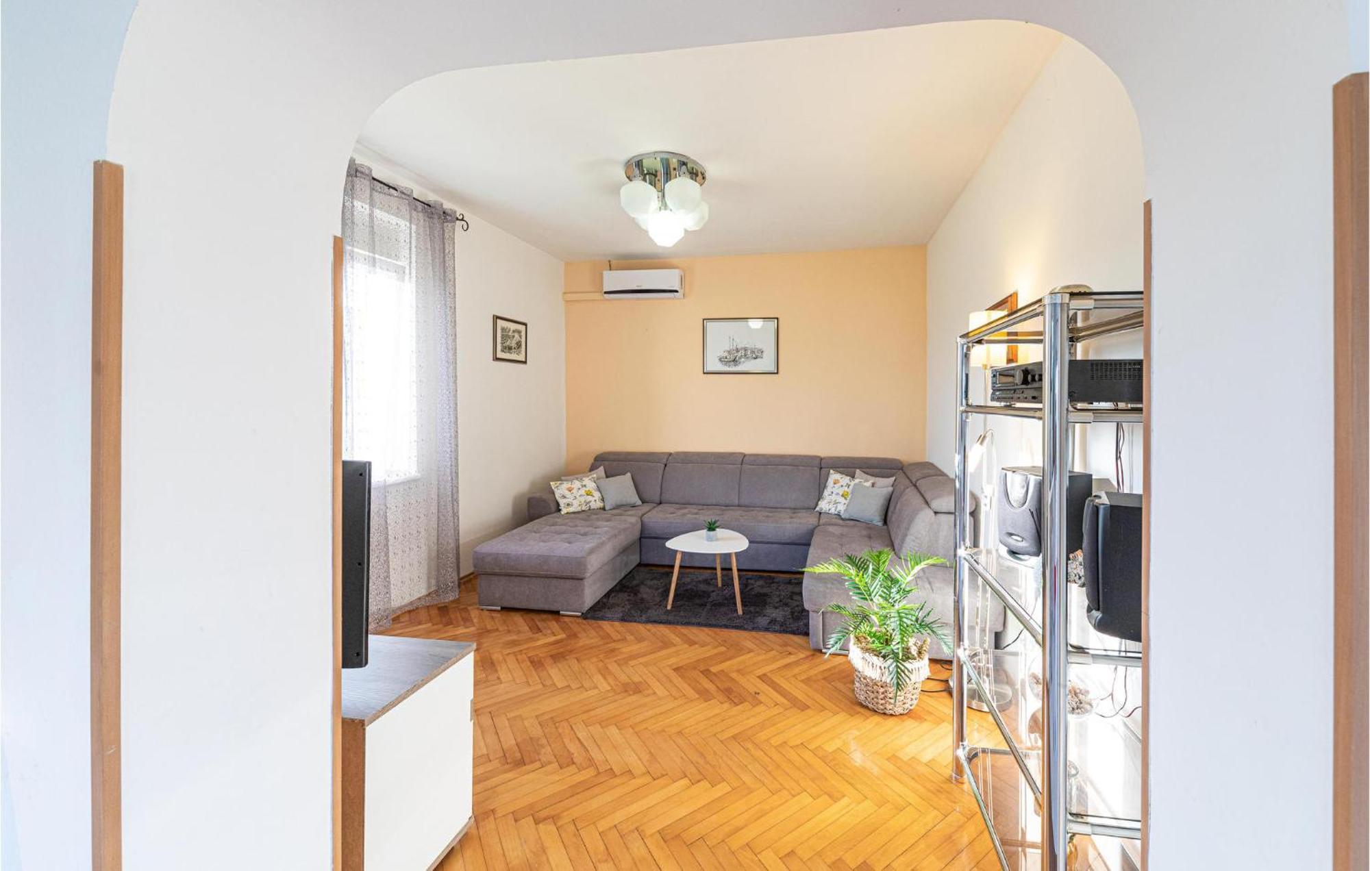 Lovely Apartment In Kastel Kambelovac With Wifi Kastela Ngoại thất bức ảnh