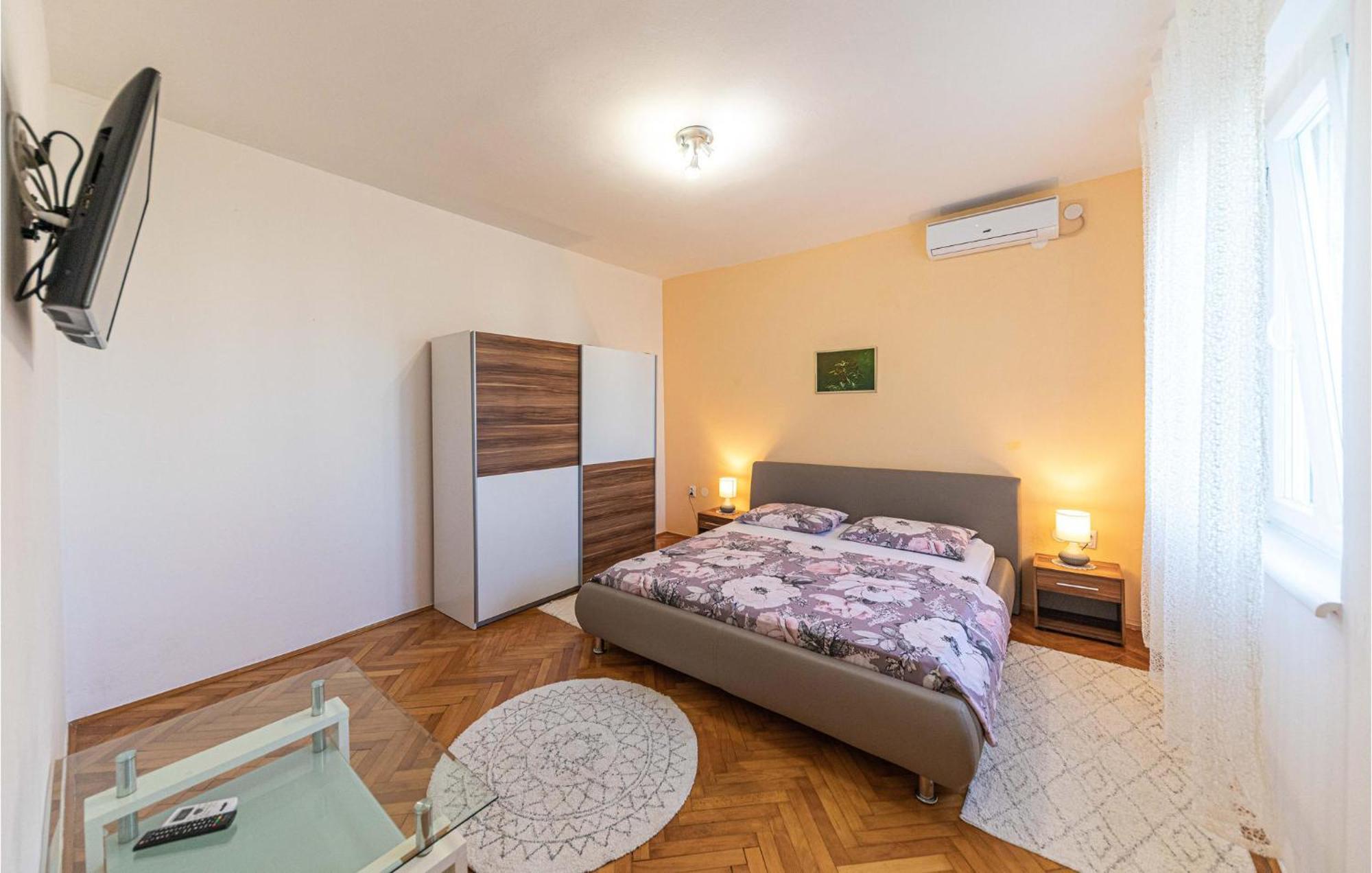 Lovely Apartment In Kastel Kambelovac With Wifi Kastela Ngoại thất bức ảnh