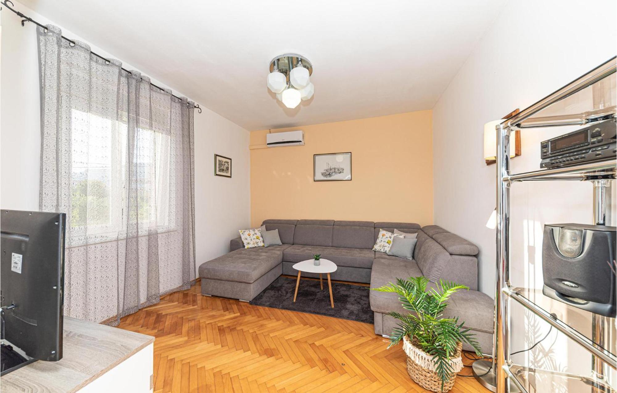 Lovely Apartment In Kastel Kambelovac With Wifi Kastela Ngoại thất bức ảnh