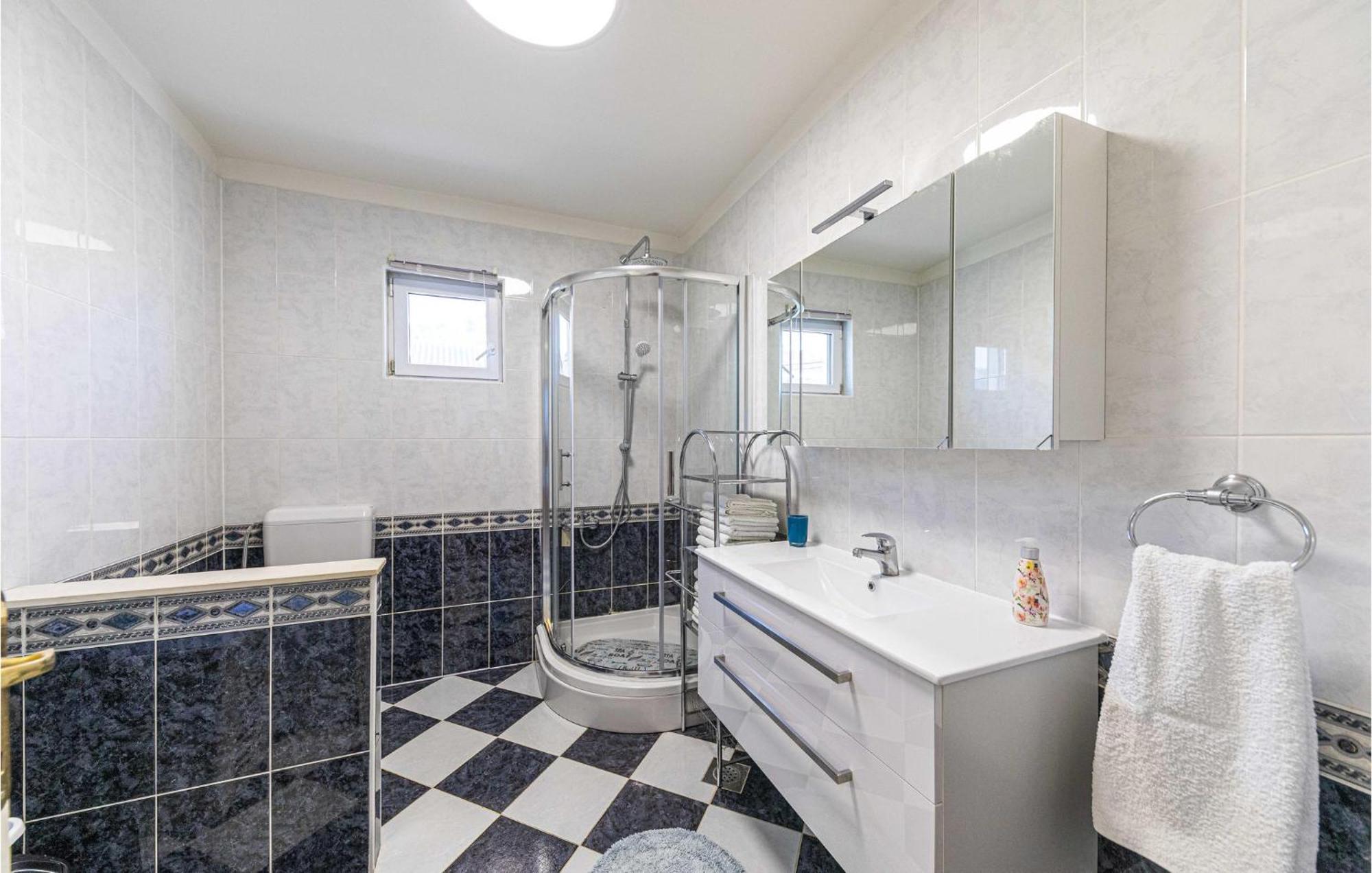 Lovely Apartment In Kastel Kambelovac With Wifi Kastela Ngoại thất bức ảnh