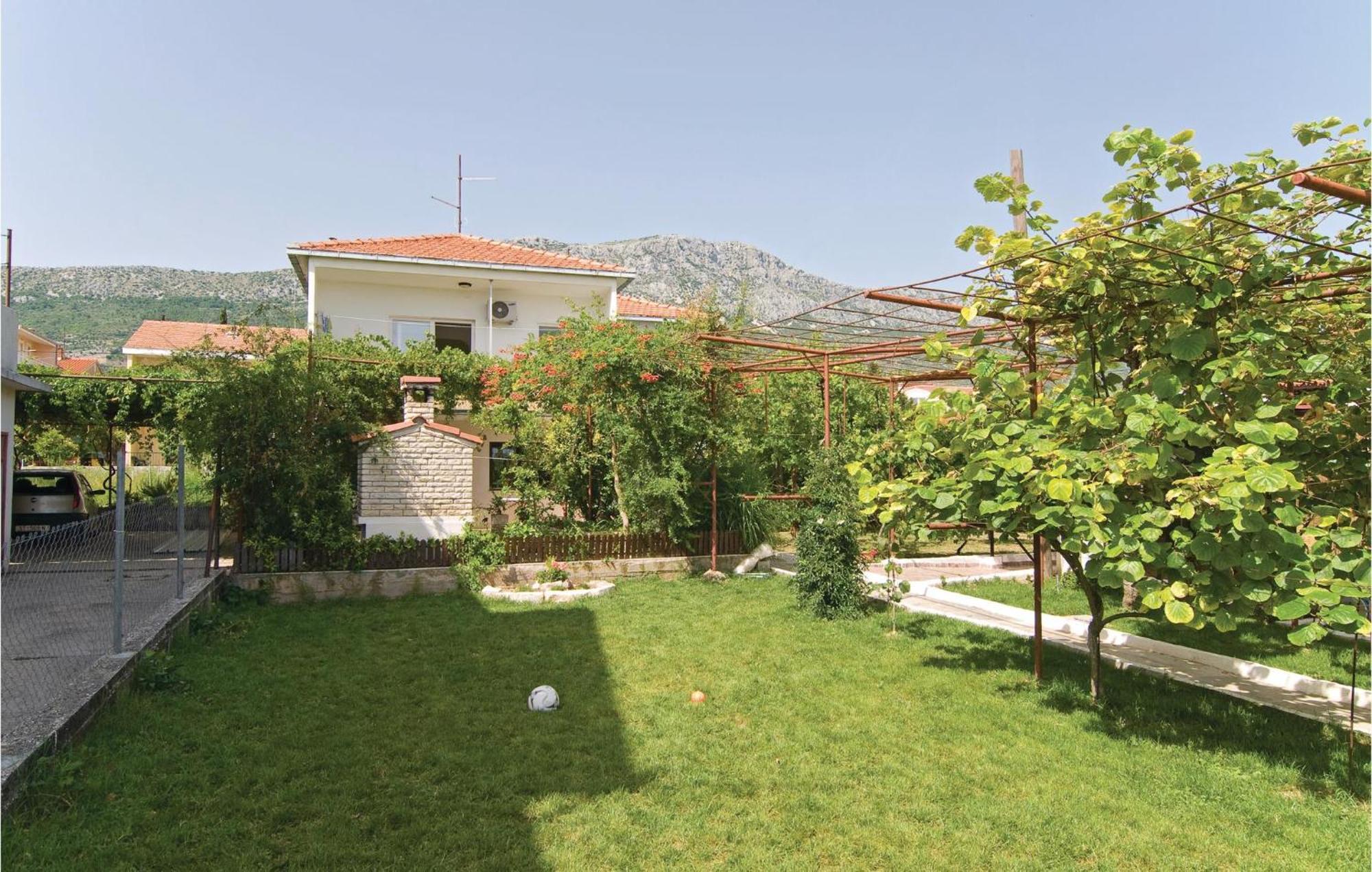 Lovely Apartment In Kastel Kambelovac With Wifi Kastela Ngoại thất bức ảnh