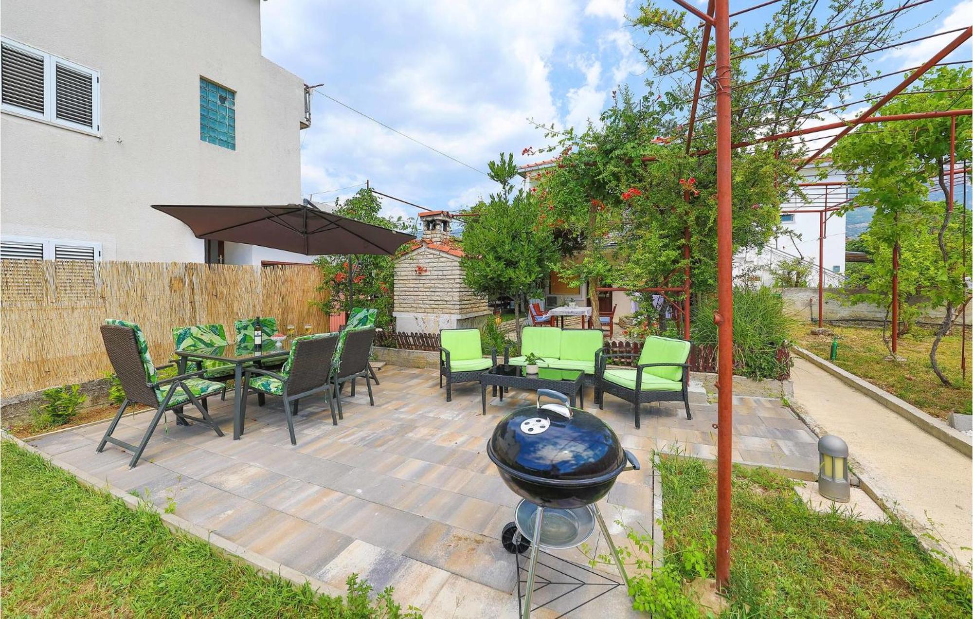 Lovely Apartment In Kastel Kambelovac With Wifi Kastela Ngoại thất bức ảnh